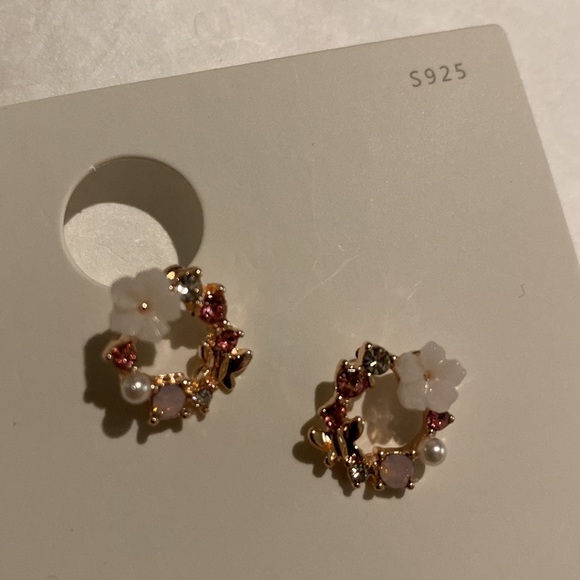 Floral wreath earrings. One butterfly a flower and studded pink crystals. - Picture 4 of 8